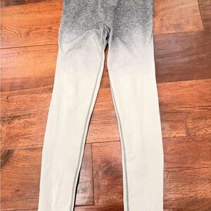 Source Unknown Gray Gradient Women's Cropped Leggings